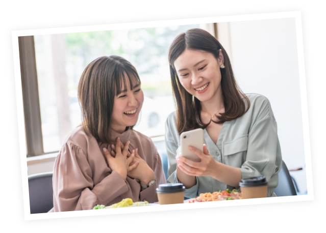 女性2人でランチをとる写真